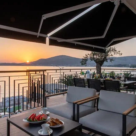 Vagabundo Beachfront Penthouse - Private Jacuzzi & Sunset Views Trogir
