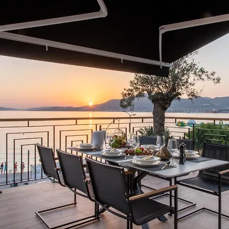 Vagabundo Beachfront Penthouse - Private Jacuzzi & Sunset Views Apartment Trogir