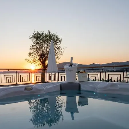 Апартаменти Vagabundo Beachfront Penthouse - Private Jacuzzi & Sunset Views Трогір