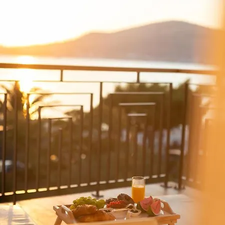 아파트 Vagabundo Beachfront Penthouse - Private Jacuzzi & Sunset Views 트로기르