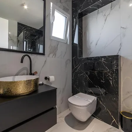 Vagabundo Beachfront Penthouse - Private Jacuzzi & Sunset Views Апартаменти *