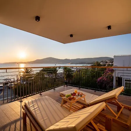 Vagabundo Beachfront Penthouse - Private Jacuzzi & Sunset Views Трогір