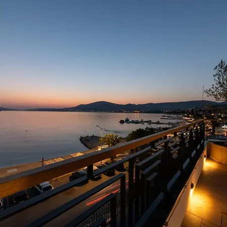 Vagabundo Beachfront Penthouse - Private Jacuzzi & Sunset Views * Трогір