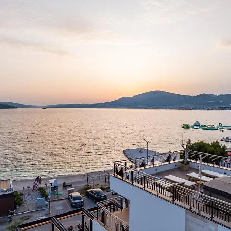 Vagabundo Beachfront Penthouse - Private Jacuzzi & Sunset Views Trogir