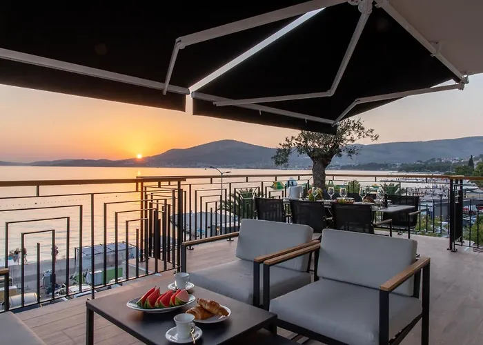 Vagabundo Beachfront Penthouse - Private Jacuzzi & Sunset Views Trogir