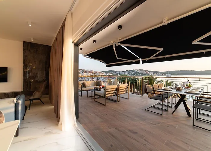 Apartmán Vagabundo Beachfront Penthouse - Private Jacuzzi & Sunset Views Trogir