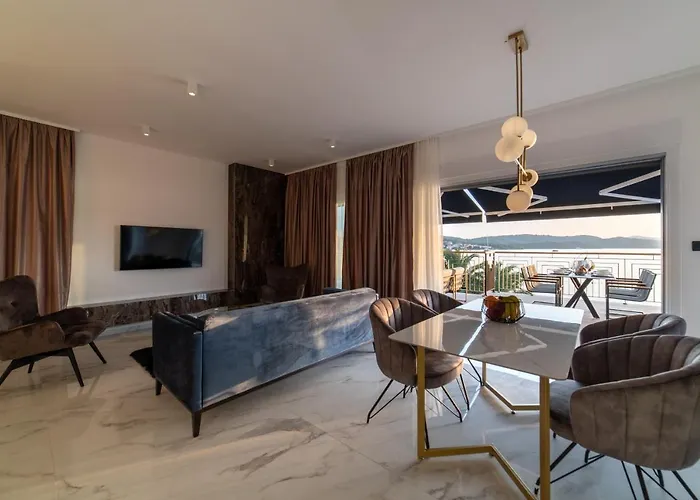 Vagabundo Beachfront Penthouse - Private Jacuzzi & Sunset Views Apartment Trogir