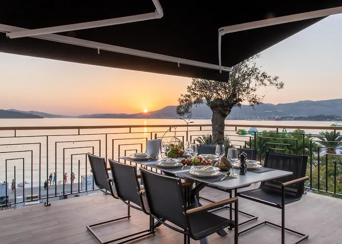 Vagabundo Beachfront Penthouse - Private Jacuzzi & Sunset Views Apartment Trogir