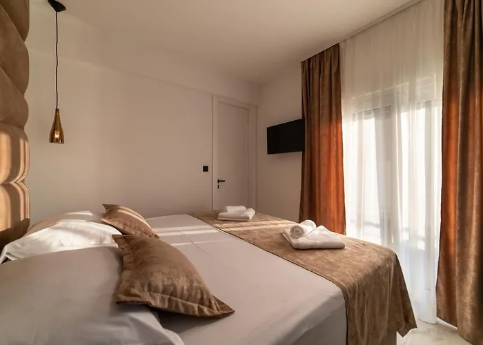 Vagabundo Beachfront Penthouse - Private Jacuzzi & Sunset Views * Trogir