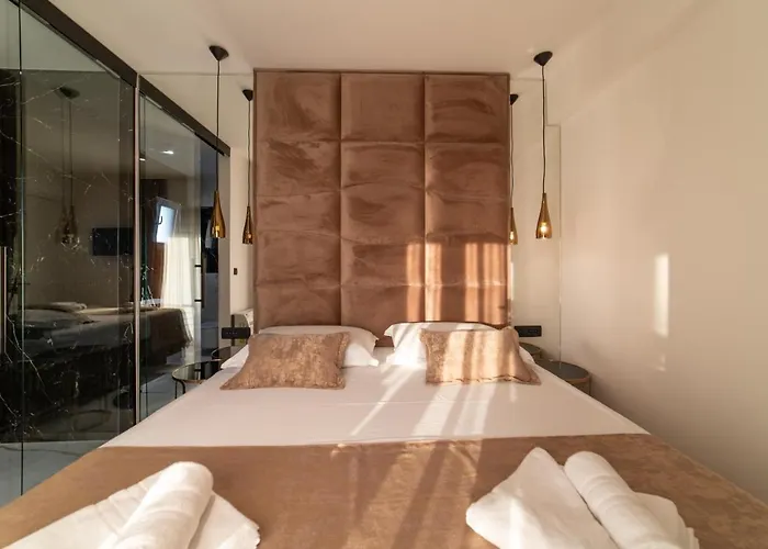 Vagabundo Beachfront Penthouse - Private Jacuzzi & Sunset Views Apartmán Trogir