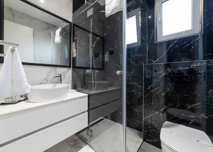 Vagabundo Beachfront Penthouse - Private Jacuzzi & Sunset Views Trogir