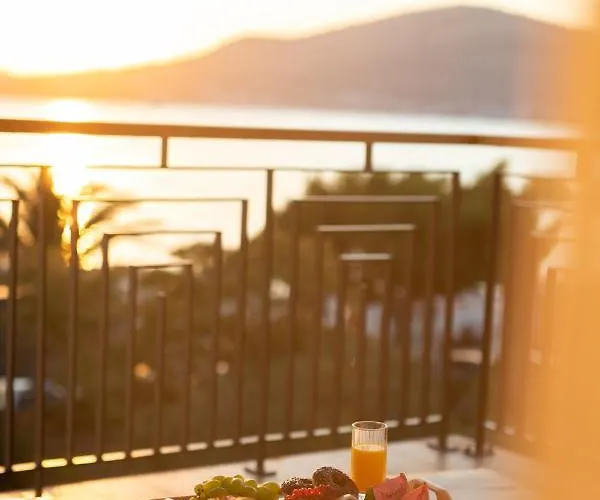 Apartmán Vagabundo Beachfront Penthouse - Private Jacuzzi & Sunset Views Trogir