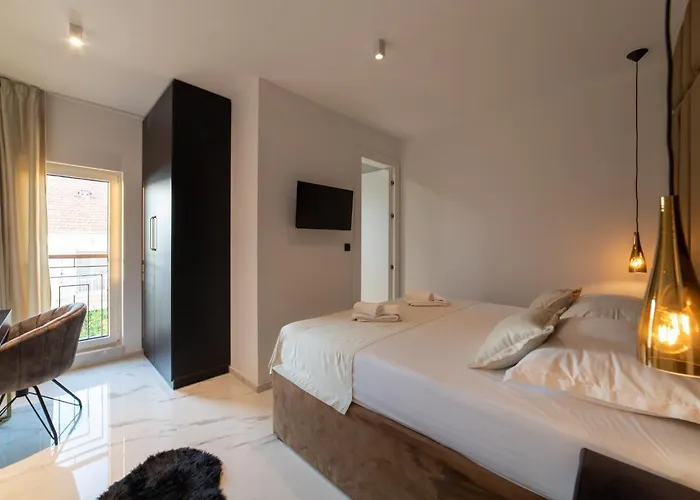 Vagabundo Beachfront Penthouse - Private Jacuzzi & Sunset Views Apartmán Trogir