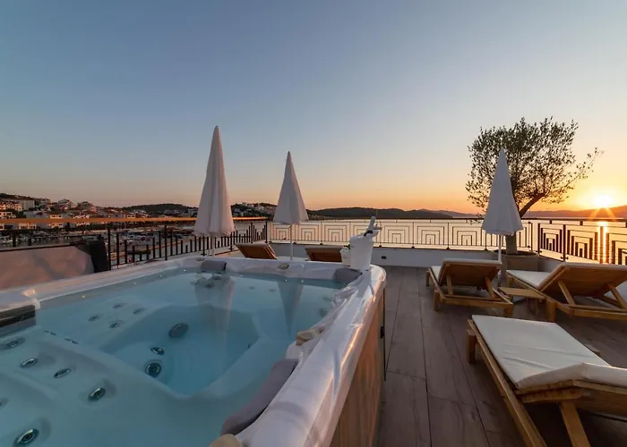 Vagabundo Beachfront Penthouse - Private Jacuzzi & Sunset Views * Trogir