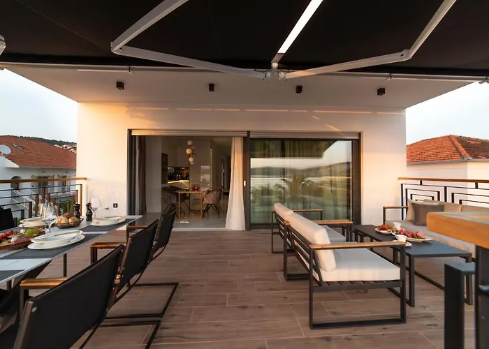 Vagabundo Beachfront Penthouse - Private Jacuzzi & Sunset Views Trogir