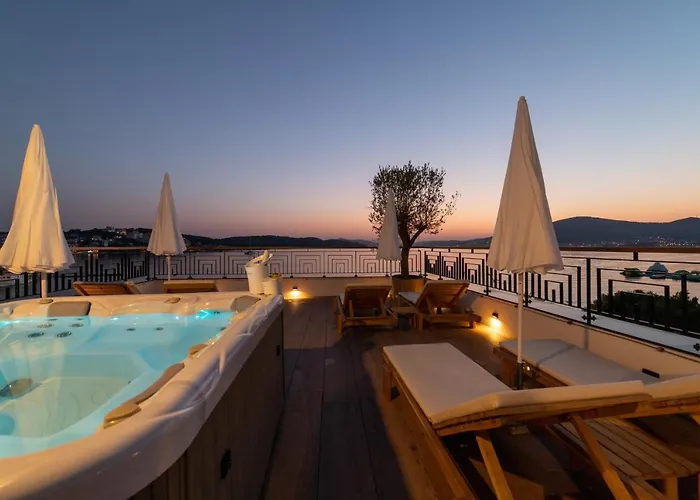 Apartmán Vagabundo Beachfront Penthouse - Private Jacuzzi & Sunset Views Trogir