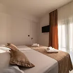 Vagabundo Beachfront Penthouse - Private Jacuzzi & Sunset Views * Trogir