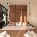 Vagabundo Beachfront Penthouse - Private Jacuzzi & Sunset Views Apartman Trogir
