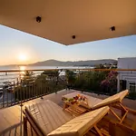 Vagabundo Beachfront Penthouse - Private Jacuzzi & Sunset Views Trogir