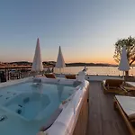 Vagabundo Beachfront Penthouse - Private Jacuzzi & Sunset Views * Trogir