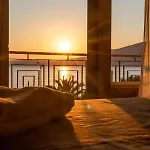 Apartman Vagabundo Beachfront Penthouse - Private Jacuzzi & Sunset Views *