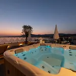 Apartman Vagabundo Beachfront Penthouse - Private Jacuzzi & Sunset Views *