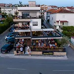 Apartman Vagabundo Beachfront Penthouse - Private Jacuzzi & Sunset Views Trogir