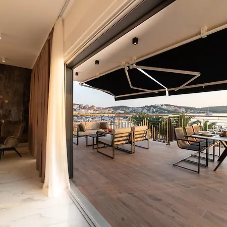 Appartement Vagabundo Beachfront Penthouse - Private Jacuzzi & Sunset Views Trogir