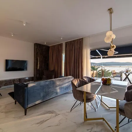 Vagabundo Beachfront Penthouse - Private Jacuzzi & Sunset Views Appartement Trogir