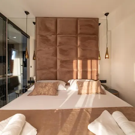 Vagabundo Beachfront Penthouse - Private Jacuzzi&sunset Views Appartement Trogir