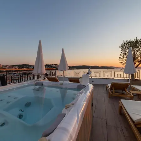 Vagabundo Beachfront Penthouse - Private Jacuzzi & Sunset Views * Trogir