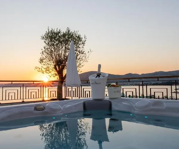 Appartement Vagabundo Beachfront Penthouse - Private Jacuzzi & Sunset Views Trogir