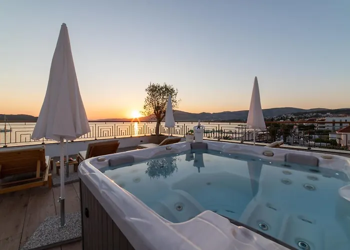Vagabundo Beachfront Penthouse - Private Jacuzzi & Sunset Views Trogir