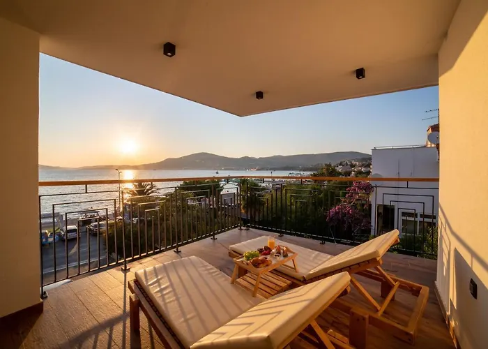 Vagabundo Beachfront Penthouse - Private Jacuzzi & Sunset Views Trogir