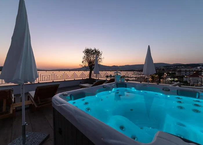 Vagabundo Beachfront Penthouse - Private Jacuzzi & Sunset Views * Trogir