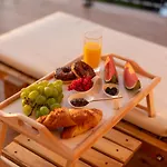 Vagabundo Beachfront Penthouse - Private Jacuzzi & Sunset Views Trogir