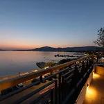 Vagabundo Beachfront Penthouse - Private Jacuzzi & Sunset Views * Trogir