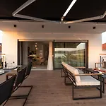 Vagabundo Beachfront Penthouse - Private Jacuzzi & Sunset Views Trogir