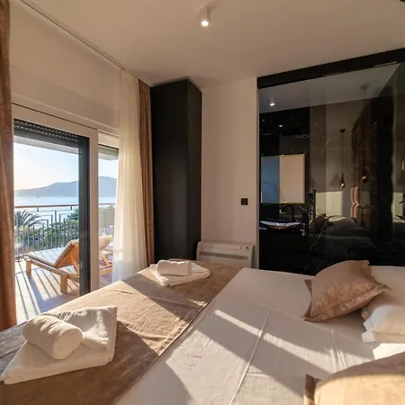 Vagabundo Beachfront Penthouse - Private Jacuzzi & Sunset Views