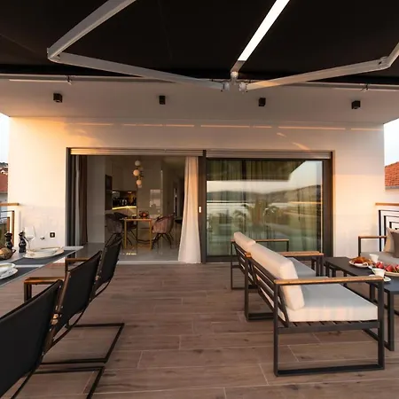 Vagabundo Beachfront Penthouse - Private Jacuzzi & Sunset Views Trogir