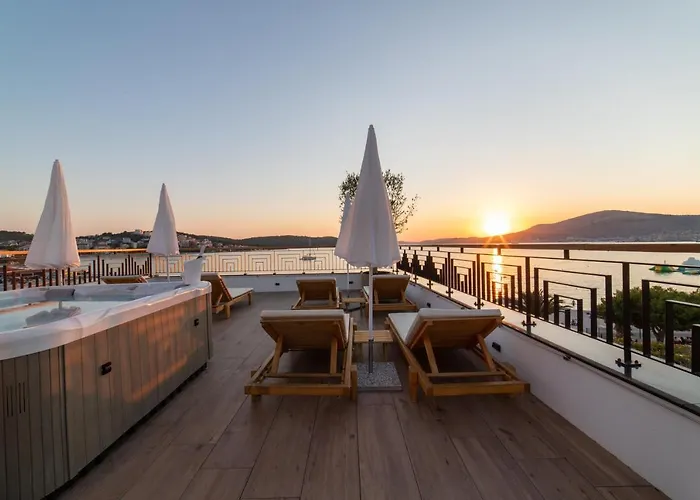 Vagabundo Beachfront Penthouse - Private Jacuzzi & Sunset Views Διαμέρισμα *