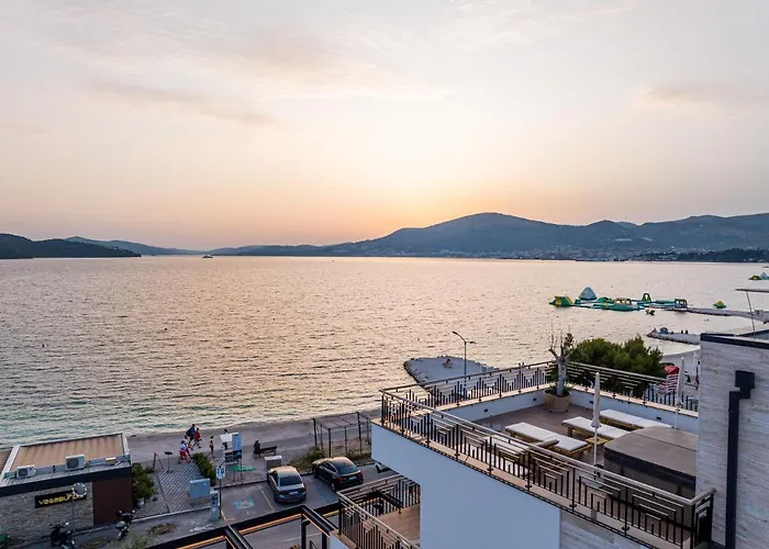 Vagabundo Beachfront Penthouse - Private Jacuzzi & Sunset Views Τρογκίρ